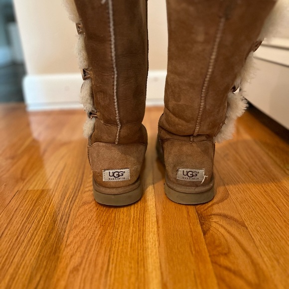 UGG Bailey Button II Tall Shearling Lined Suede Boots in Chestnut Sz. 6 - Picture 4 of 8